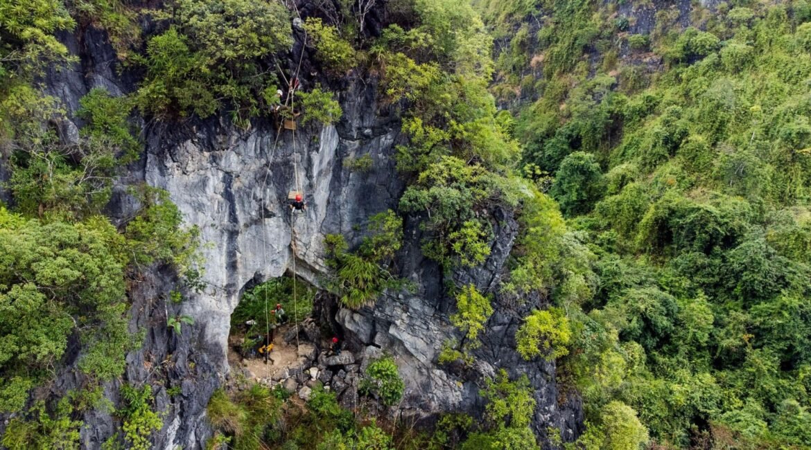 Núi Mắt Thần Lân Ty